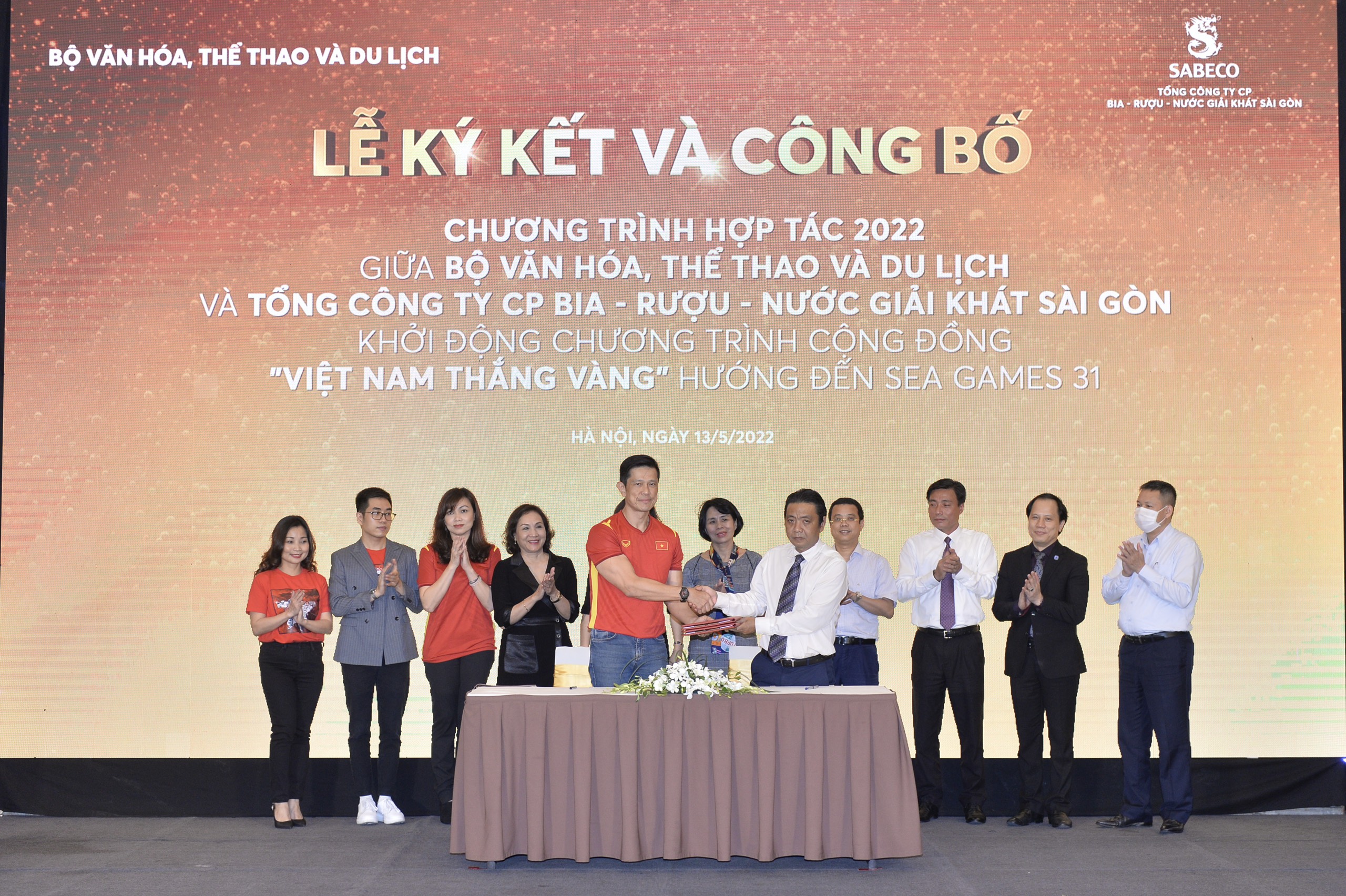 THE MINISTRY OF CULTURE, SPORTS AND TOURISM AND SABECO ANNOUNCE THE COOPERATION PROGRAM IN 2022, AND LAUNCH THE “VIETNAM WINS GOLD” INITIATIVE